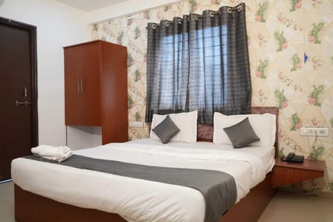 Comfort Double Room | In-room safe, desk, laptop workspace, WiFi (free)