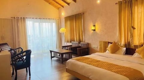 Deluxe Double Room, Air conditioning | Hypo-allergenic bedding, desk, soundproofing, free WiFi