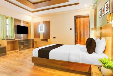 Deluxe Double Room, Air conditioning | Hypo-allergenic bedding, desk, soundproofing, free WiFi