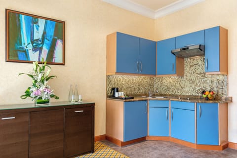 Family Room | Private kitchenette | Electric kettle