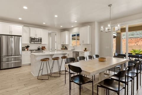 House, 5 Bedrooms | Dining