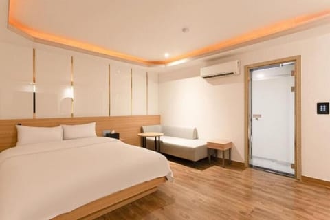 Deluxe Double Room | Individually decorated, desk, laptop workspace, free WiFi