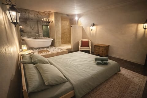Deluxe Room, 1 Double Bed, Bathtub | Down comforters, laptop workspace, free WiFi