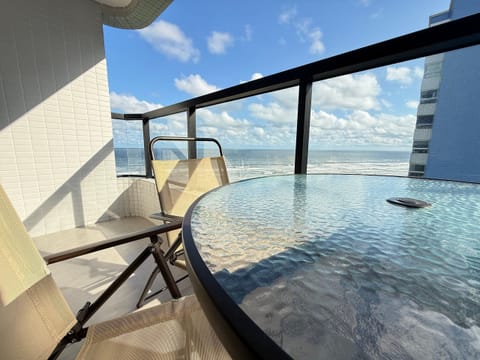 Apartment | Outdoor spa tub