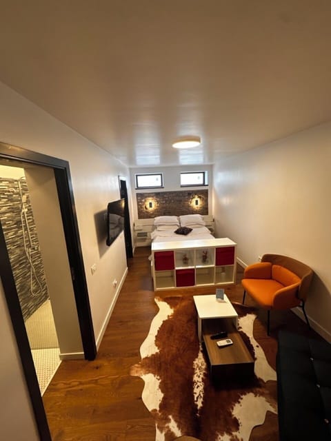Ground Floor w Garden View Apartment (268)