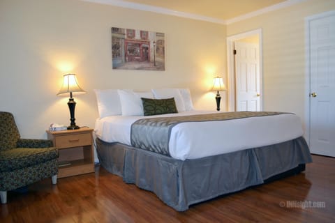 Standard Room, 1 King Bed | Premium bedding, down comforters, in-room safe, desk