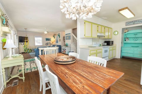Kitchen / Dining Area