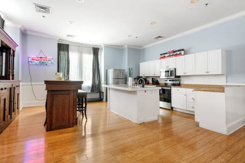 Nightlife Central! | Entertainment District Loft