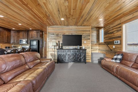 Lodge - Living Room w/ Gas Fireplace & TV