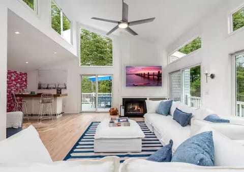 Superior Villa, Pool View | Living room