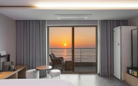 Terrace Suite | Premium bedding, in-room safe, laptop workspace, blackout drapes