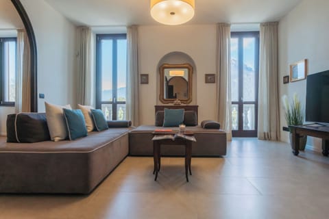 Apartment (3 Bedrooms) | Living area