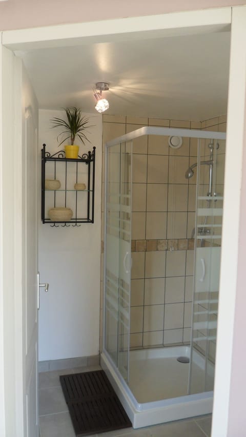 Comfort Double Room, Ensuite (Chambre d'hôtes) | Bathroom | Shower, free toiletries, towels