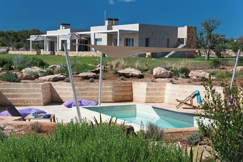 Outdoor Furniture, Shade, Leisure, Sunlounger, Swimming Pool, Design, Vacation, Outdoor Structure, Umbrella, Resort