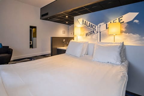 Sink into crisp linens and let the city day fade.