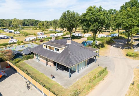 Garten mit Grill und Gartenset