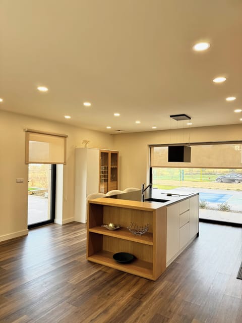 Luxury Cottage, Mountain View | Private kitchen | Fridge, microwave, oven, stovetop