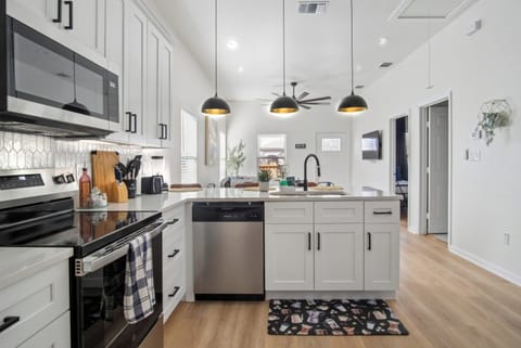 Apartment (2 Bedrooms) | Private kitchen | Microwave, oven, coffee/tea maker, dining tables