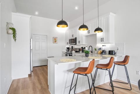 Apartment (3 Bedrooms) | Private kitchen | Microwave, oven, coffee/tea maker, dining tables