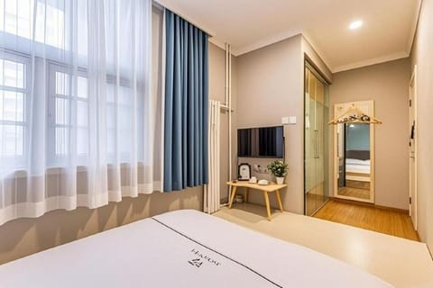 City King bed Room | Laptop workspace, blackout drapes, soundproofing, WiFi (free)