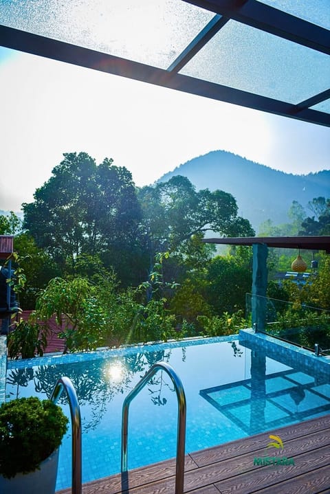 6 outdoor pools