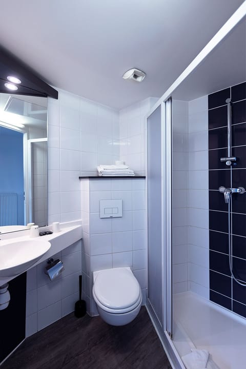 Shower, free toiletries, hair dryer, towels