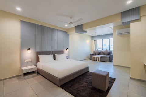 Deluxe Room | Bathroom | Shower, hair dryer, towels