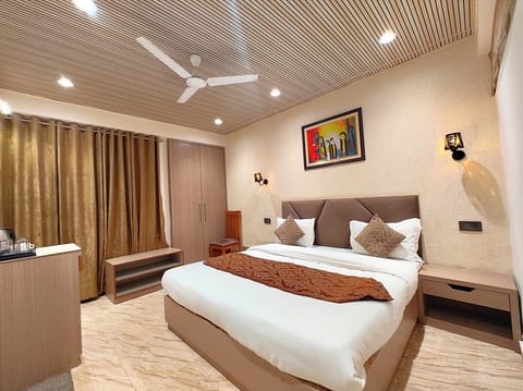 Deluxe Double Room, Air conditioning | Hypo-allergenic bedding, desk, soundproofing, free WiFi