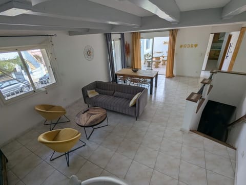 Overview of the spacious and bright living room overlooking the terrace