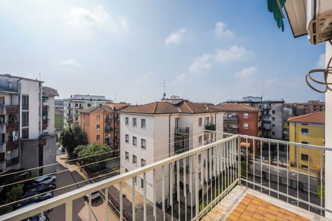Classic Townhome, 1 King Bed, City View | Terrace/patio