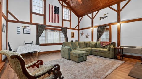 Home Decor, Furniture, Indoors, Living Room, Table