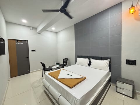 Double Room, Balcony, City View | Desk, free WiFi