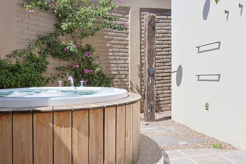 Indoor spa tub