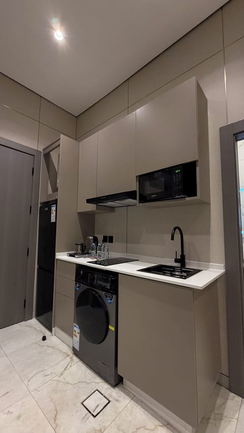Apartment, 2 Bedrooms, Accessible, Smoking | Private kitchen
