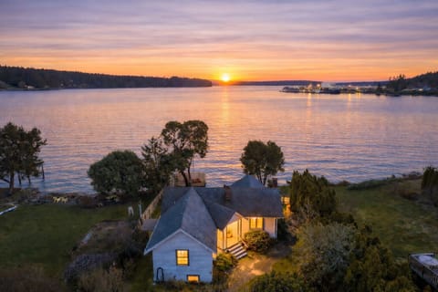 Timeless Tides Cottage—your front-row seat to the Puget Sound, where the sky melts into glassy blue and every evening feels like a private show.