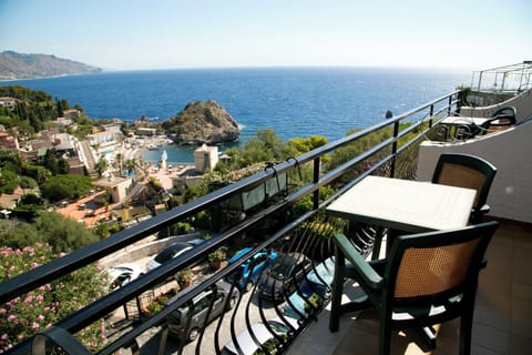 Double or Twin Room, Sea View | In-room safe, WiFi (free), bed sheets