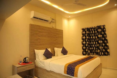 Deluxe Double Room, Balcony, City View | In-room safe, desk, laptop workspace, soundproofing