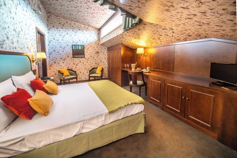 Minibar, in-room safe, desk, laptop workspace