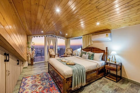 Luxury Villa, Lake View | Desk, free WiFi