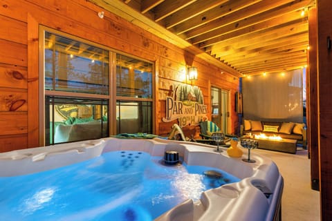 Enjoy the private hot tub and fire pit at the 19th hole after a long day of adventure in Branson and Tall Timbers.