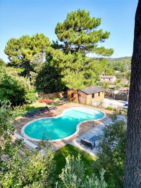 Piscine extérieure de 17 m, non chauffée, avec 3 profondeurs pour nager ou se détendre. Traitée au chlore et protégée par une bâche motorisée sécurisée. Accès partagé en saison avec les hôtes et les voyageurs de la propriété.