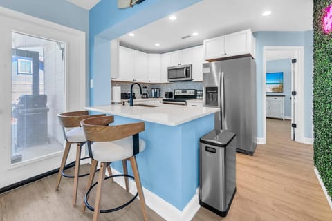 House, Multiple Beds (The White Sandcastle) | Private kitchen