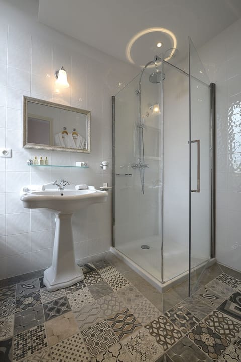 Superior Room | Bathroom | Designer toiletries, hair dryer, bathrobes, towels