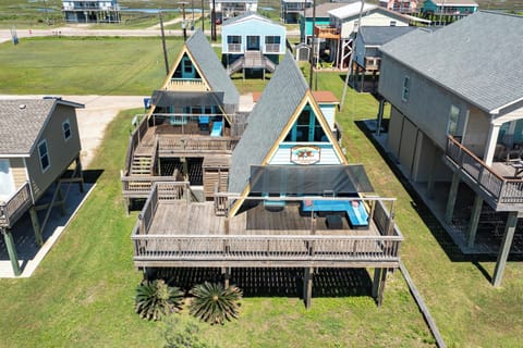 The Tiki Hut & The Polynesian Pair