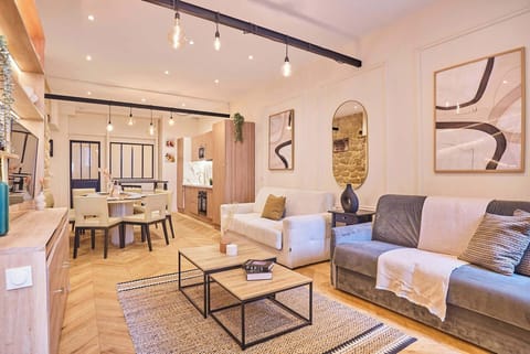 Salon avec 2 canapés lits et cuisine ouverte