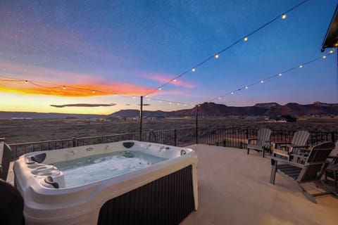 Modern desert retreat with panoramic sunset views, private balcony & hot tub under the stars