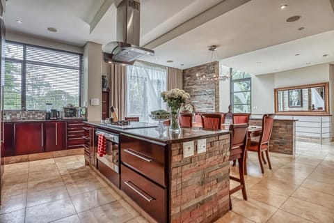 Luxury House, 4 Bedrooms, Garden View | Private kitchen | Shared fridge, microwave
