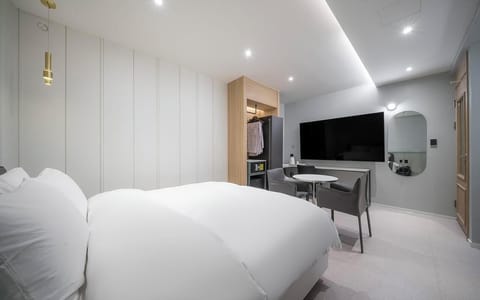 Premium bedding, in-room safe, desk, free WiFi