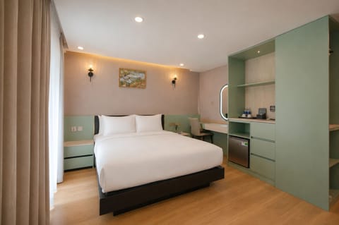 Executive Suite, Balcony | WiFi (free), bed sheets