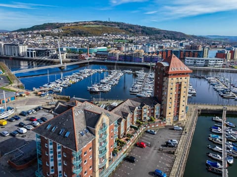 The Crows Nest - 1 Bed Apartment - Swansea Marina (10168)
